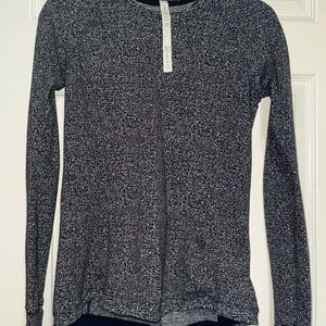 Lululemon Runderful long sleve shirt mitt style sleeves.